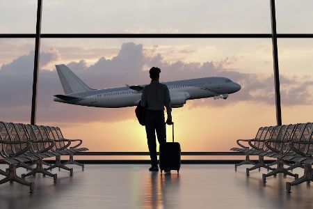 Mann beobachtet im Flughafen startenden Flugzeug