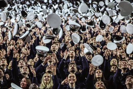 Die Mützen fliegen hoch bei der Vereidigungsfeier der Polizeianwärter.