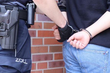 Der Zoll nahm gestern einen gesuchten Sexualstraftäter in Münster fest (Symbolbild).