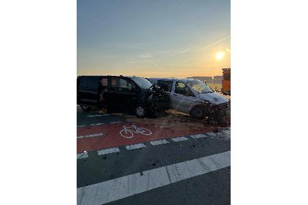 Drei Personen wurden bei dem Unfall verletzt.