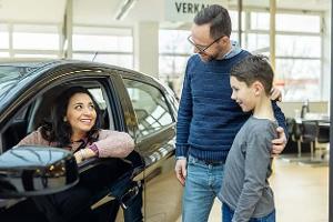 Familie beim Autokauf Autohandel Autokauf Neuwagen Showroom Schauraum