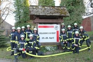 Mit einem Hinweisschild am Ortseingang macht die Löschgruppe Tietelsen auf ihr Feuerwehrfest zum 90-jährigen Bestehen aufmerksam.