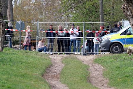 Das Schicksal des bei Wismar gestrandeten Wals beschäftigt die Menschen emotional.