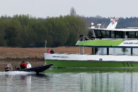 Die Wasserschutzpolizei begleitet teils ein Ausflugsschiff, von dem am Wochenende eine Frau gesprungen war. Die Polizei hatte sie in der Nähe des Wals aus dem Wasser geholt.