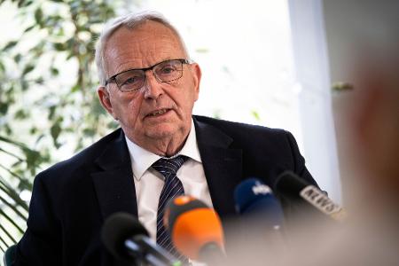 Backhaus hat grünes Licht für den Rettungsversuch einer privaten Initiative für den bei Wismar gestrandeten Buckelwal gegeben.