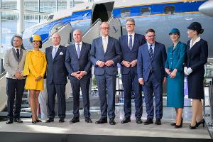 Gruppenbild mit Kanzler: Merz (Mitte) besucht die Lufthansa zum Jubiläum.