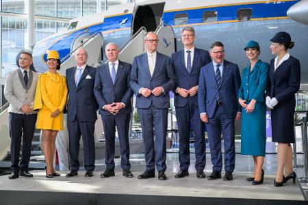 Gruppenbild mit Kanzler: Merz (Mitte) besucht die Lufthansa zum Jubiläum.