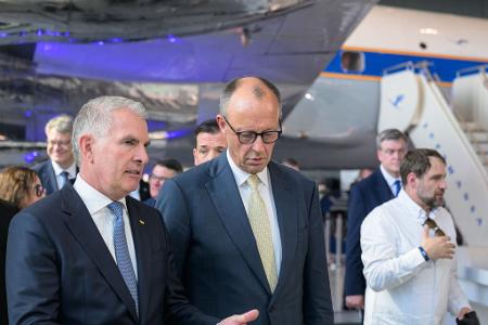 Carsten Spohr (links) und Kanzler Merz beim Jubiläum der Lufthansa.