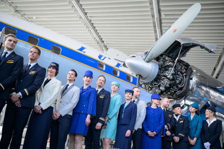 Zum Jubiläum angetreten: Die historischen Uniformen zeigen den Wandel der Moden in der Luftfahrt.