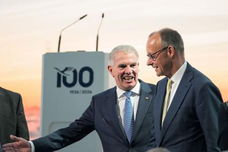 Carsten Spohr (links) und Kanzler Merz beim Jubiläum der Lufthansa
