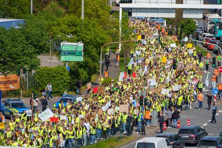Es wird gestreikt. Lufthansa-Mitarbeiter demonstrieren am Frankfurter Flughafen.