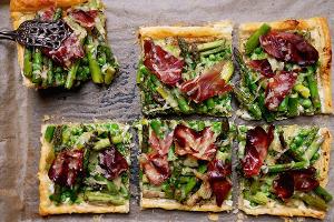 Mit Blätterteig gemacht: Spargel-Prosciutto-Tarte vom Blech