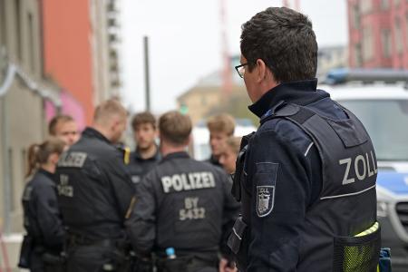 Rund 400 Kräfte kamen von der Polizei, etwa 130 weitere vom Zoll.