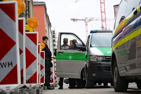 Insgesamt sei der Einsatz ohne besondere Vorkommnisse verlaufen, es sei nicht zu Übergriffen gekommen, hieß es von der Einsatzleitung.