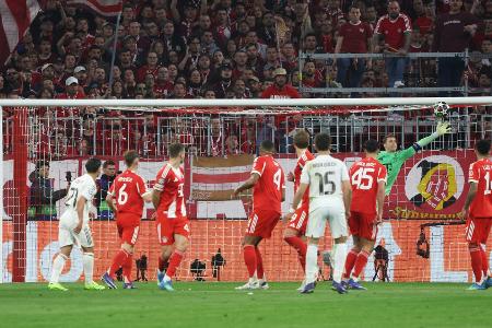 Trotz Neuer-Patzern: Bayern kämpfen sich ins Halbfinale