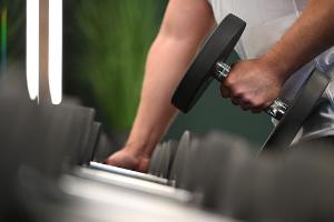 Ran an die Hanteln: ein Mann beim Training in einem Fitnessstudio.