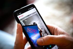 Das berühmte Swipen: die Dating-App Tinder auf einem Smartphone. (Archivbild)
