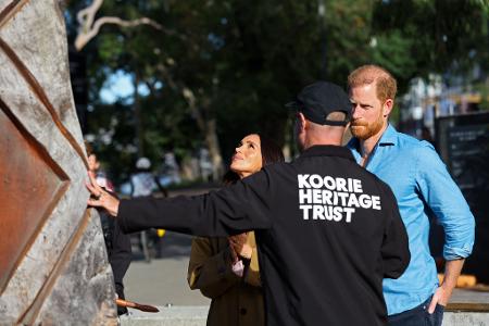 Das Paar ließ sich in Australien in die Kultur Ureinwohner einführen.