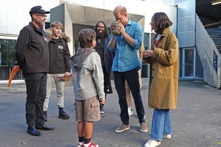 Harry und Meghan ließen sich einen Marngrook-Ball zeigen, der für ein traditionelles indigenes Ballspiel benutzt wird.