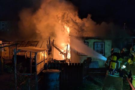 © Feuerwehr Dresden
Einsatzkräfte nehmen die Brandbekämpfung auf.