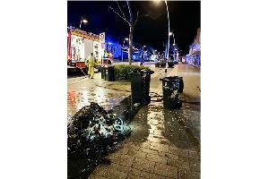 In Moheim am Rhein haben unbekannte mehrere Mülltonnen angezündet.