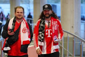 Star-Auflauf in der Allianz Arena: Tom Kaulitz feiert Bayern-Sieg