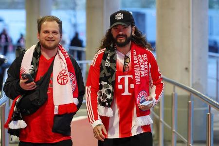 Star-Auflauf in der Allianz Arena: Tom Kaulitz feiert Bayern-Sieg