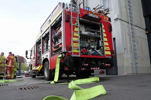 Symbolbild: Unbekannte zündeten eine Mülltonne in Wülfrath an.