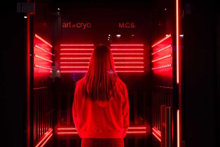 Eine Besucherin testet das Multi-Cryo-Hacking System auf der Fitnessmesse Fibo.