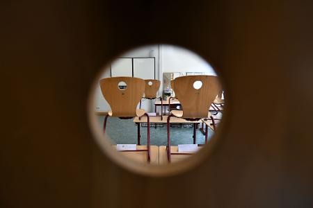 Nach dem Abbruch einer Projektwoche an einer Oberschule in der sächsischen Lausitz ermittelt die Polizei, ob im Klassenzimmer strafbare pornografische Inhalte gezeigt wurden. (Symbolbild)