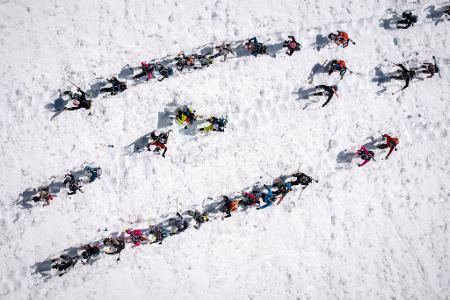 Teilnehmer des Skitourenrennen "Patrouille des Glaciers" erklimmen einen Gipfel in den Walliser Alpen in der Schweiz.