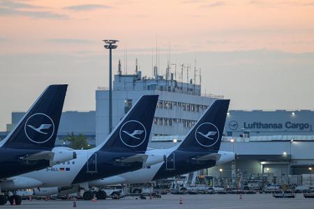 Lufthansa stellt erste Flugzeuge an den Boden.