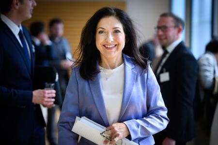 Wirtschaftsministerin Reiche ist erkennbar froh über die Genehmigung aus Brüssel.