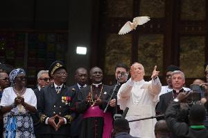 Leo ist seit Mai vergangenen Jahres Oberhaupt von weltweit 1,4 Milliarden Katholiken. In Bamenda lässt er eine weiße Taube fliegen.