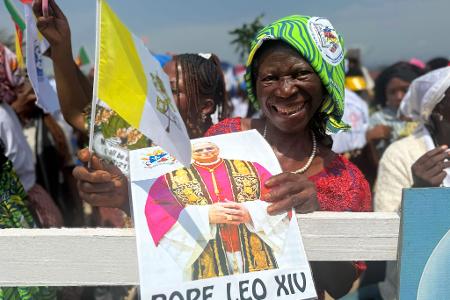 In Kamerun erwarten viele Menschen freudig den Papst.