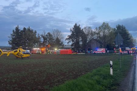 Einsatzkräfte kümmern sich um die Verletzten. 