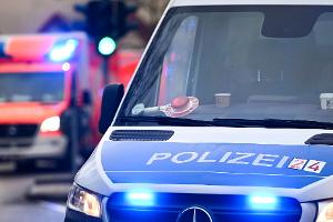 Einsatzkräfte kümmern sich um die Verletzten. (Symbolfoto) 