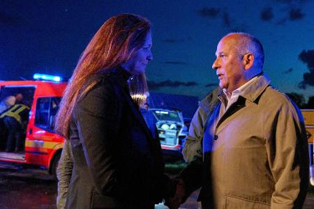 Hessens Innenminister Roman Poseck und Bürgermeisterin Antje Hachmann zeigen sich beide tief betroffen.