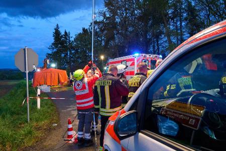 Insgesamt sind rund 150 Einsatzkräfte auf dem Gelände der Lederfabrik.