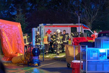 Viele Einsatzkräfte müssen in einer Schleuse dekontaminiert werden.
