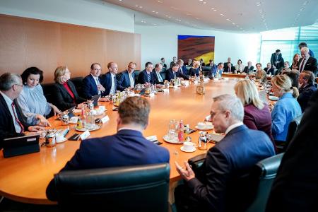 Dass die Entscheidungen der aktuellen Bundesregierung zu den wesentlichen Ursachen für die Konjunkturschwäche zählt, denken 39 Prozent der Bundesbürger. (Archivfoto)
