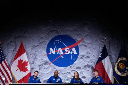 Die "Artemis-2"-Besatzung der NASA - die NASA-Astronauten Reid Wiseman, Victor Glover und Christina Koch sowie der Astronaut Jeremy Hansen von der kanadischen Weltraumbehörde (CSA) - sprechen während einer Pressekonferenz in Houston.