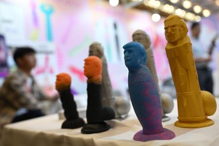 Kuriose Spielzeuge mit dem Kopf Donald Trumps waren auf der Messe auch zu finden. 