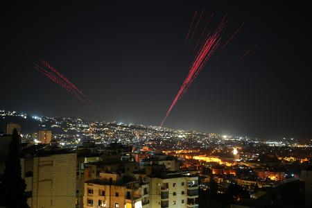 Menschen in Beirut jubeln vor Freude. 