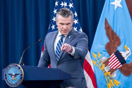 Pentagon-Chef Hegseth warnt den Iran. 