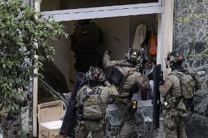 Eine Spezialeinheit der Carabinieri stürmt während eines Überfalls eine Bank in Neapel.