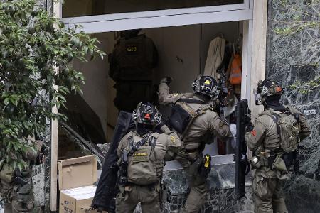 Eine Spezialeinheit der Carabinieri stürmt während eines Überfalls eine Bank in Neapel.