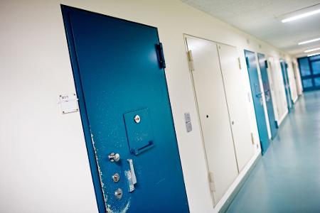 Der verurteilte Serienmörder Niels Högel sitzt seit dem Jahr 2009 im Gefängnis und wird dort viele weitere Jahre verbringen. (Symbolbild)