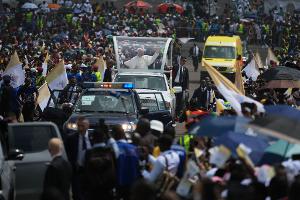 Papst Leo XIV. feiert in Kamerun die bislang größte Messe seiner Amtszeit.