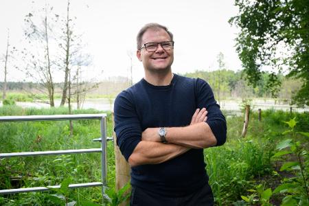 Umweltminister Carsten Schneider (SPD); hier bei einem Besuch der wiedervernässten Möllmer Seewiesen in Brandenburg, glaubt: Von nasseren Mooren kann nicht nur das Klima profitieren, auch die Landwirte gewinnen. (Archivbild)